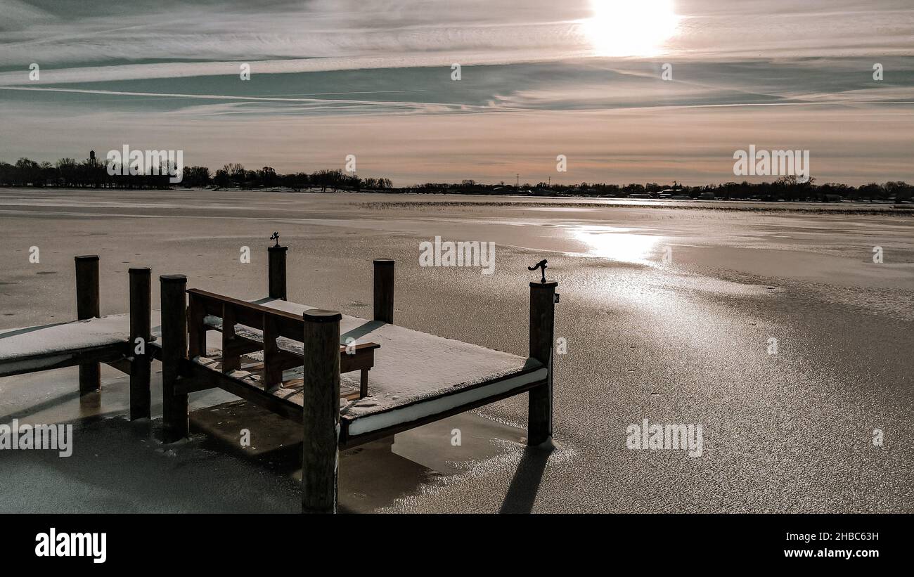 Prendi posto e guarda il lago ghiacciato Foto Stock