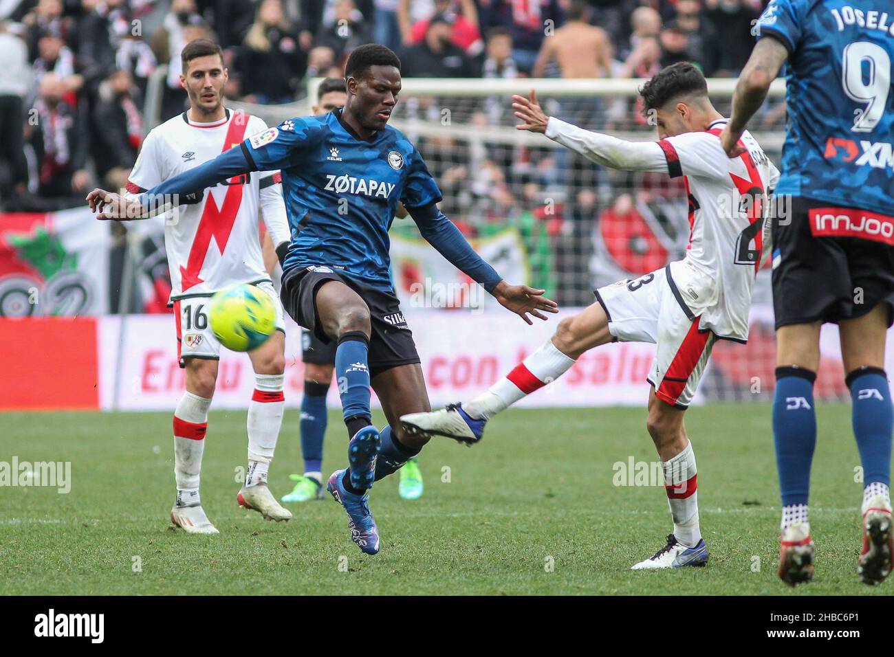 Mamadou Loum di Deportivo Alaves e Oscar Valentin di Rayo Vallecano durante il campionato spagnolo la liga partita di calcio tra Rayo Vallecano e Deportivo Alaves il 18 dicembre 2021 allo stadio Vallecas di Madrid, Spagna - Foto: IRH/DPPI/LiveMedia Foto Stock