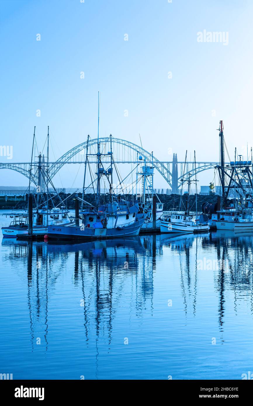 Barche da pesca e Yaquina Bay Bridge, Port of Newport, Oregon USA Foto Stock