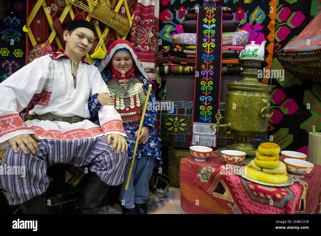 Mosca, Russia. 18th dicembre 2021 ricostruzione dell'interno di un tradizionale yurt Bashkir alla mostra-fiera dell'artigianato popolare di Russia 'Ladya' all'ExpoCenter di Mosca, Russia Foto Stock