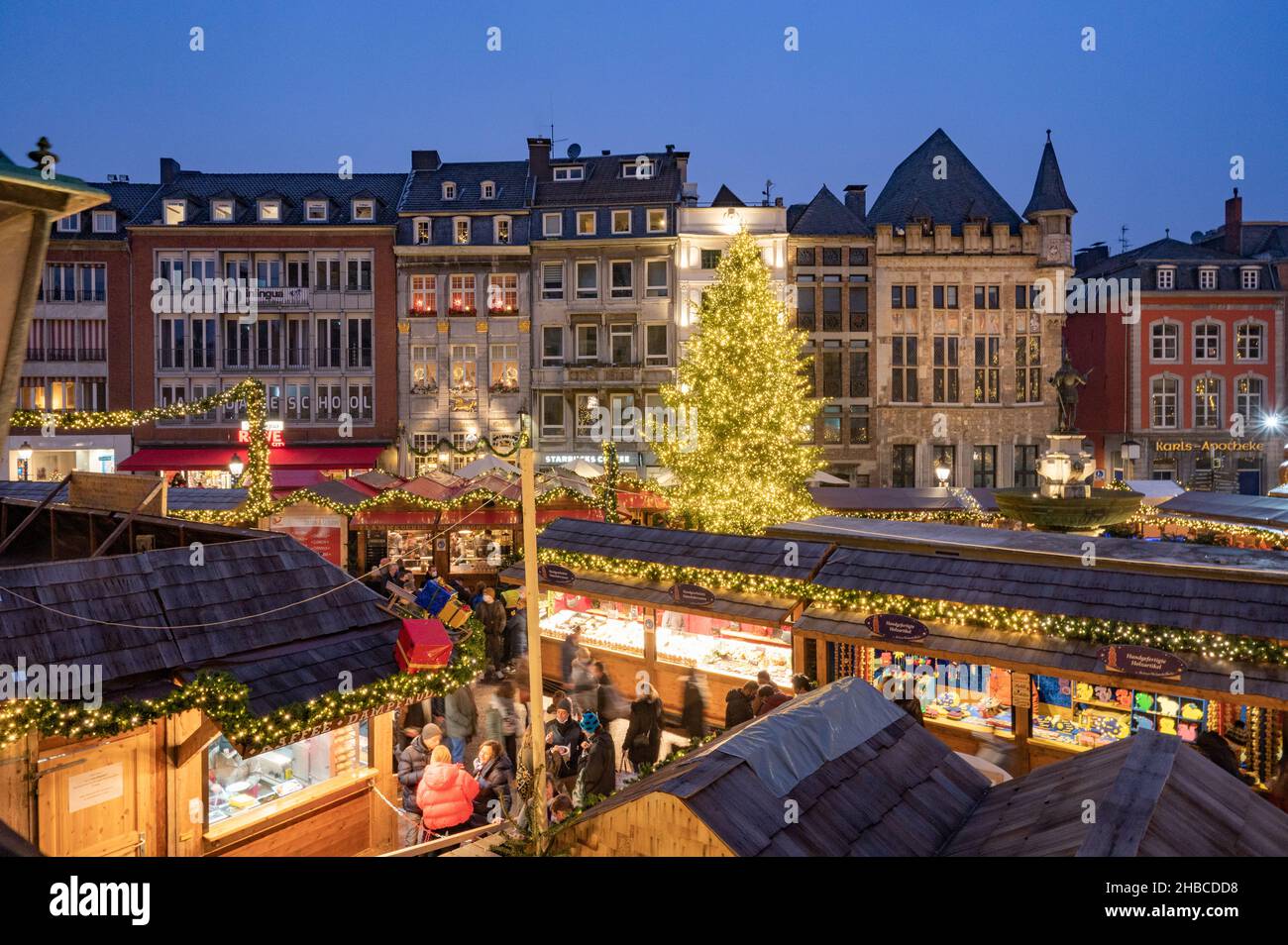 Aachen -Der Aachener Weihnachtsmarkt lockt jährlich Hunderttausende Besucher auf die Plätze und in die Gassen rund um den Aachener Dom und das Rathaus Foto Stock