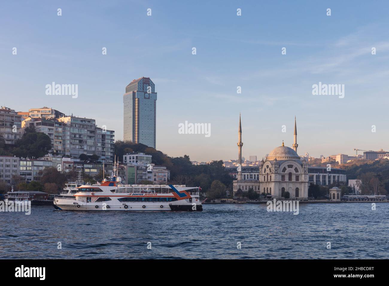 Il Bosforo, l'hotel Ritz-Carlton e la moschea Dolmabahce - Istanbul, Turchia Foto Stock