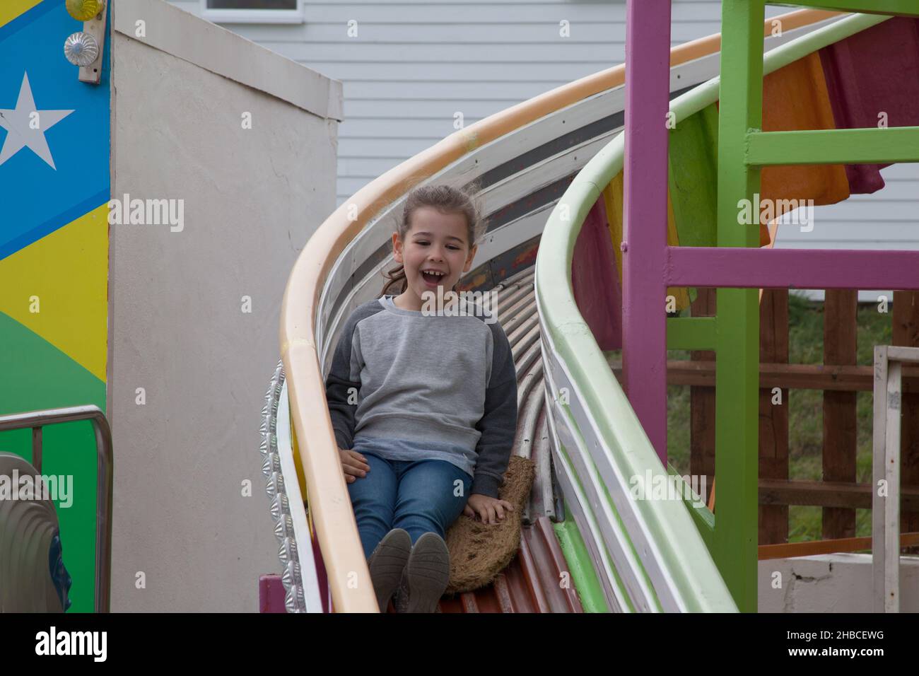 Weymouth Dorset UK 07 30 2018 una ragazza di Helter Skelter nel Regno Unito Foto Stock