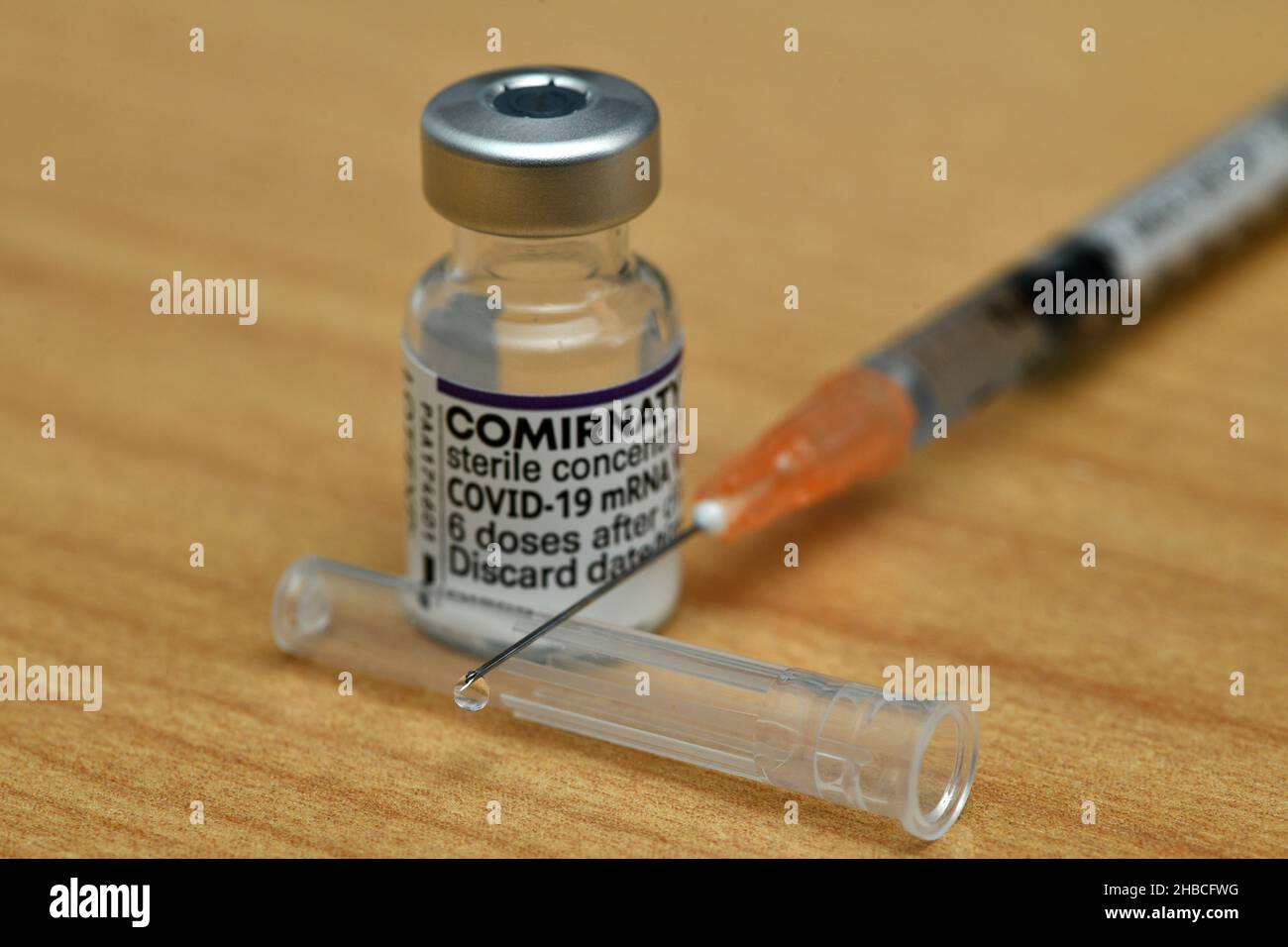 Un flacone di concentrato di vaccino Pfizer Covid-19 utilizzato durante l'epidemia di Delta in Nuova Zelanda. Mettere a fuoco una goccia di vaccino sulla punta dell'ago. Foto Stock
