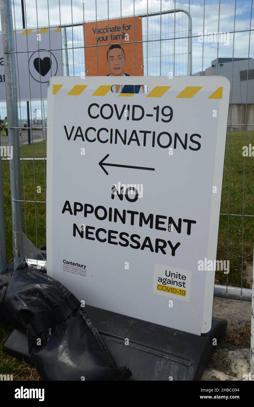 Signage incoraggia le persone a frequentare una clinica di vaccinazione Covid-19 all'Addington Raceway, Christchurch, Nuova Zelanda, il 23 novembre 2021 Foto Stock