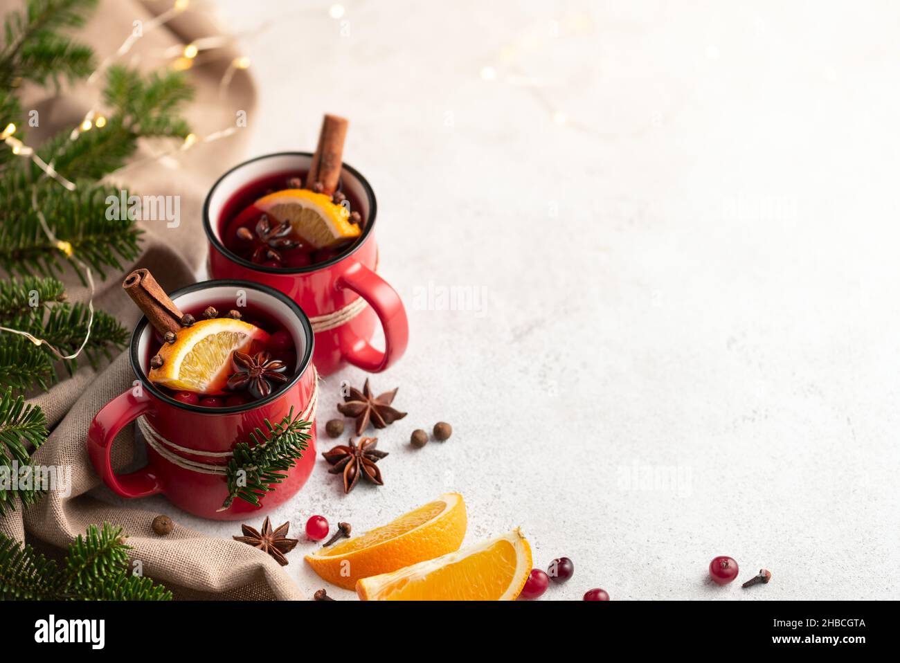 Bevande alcoliche invernali di stagione VIN brulé su sfondo bianco con spazio copia Foto Stock