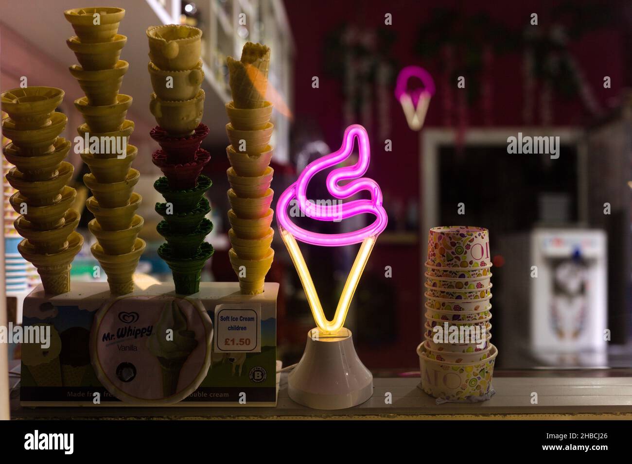 Finestra gelateria in una notte d'inverno, Gran Bretagna, 2021. Foto Stock