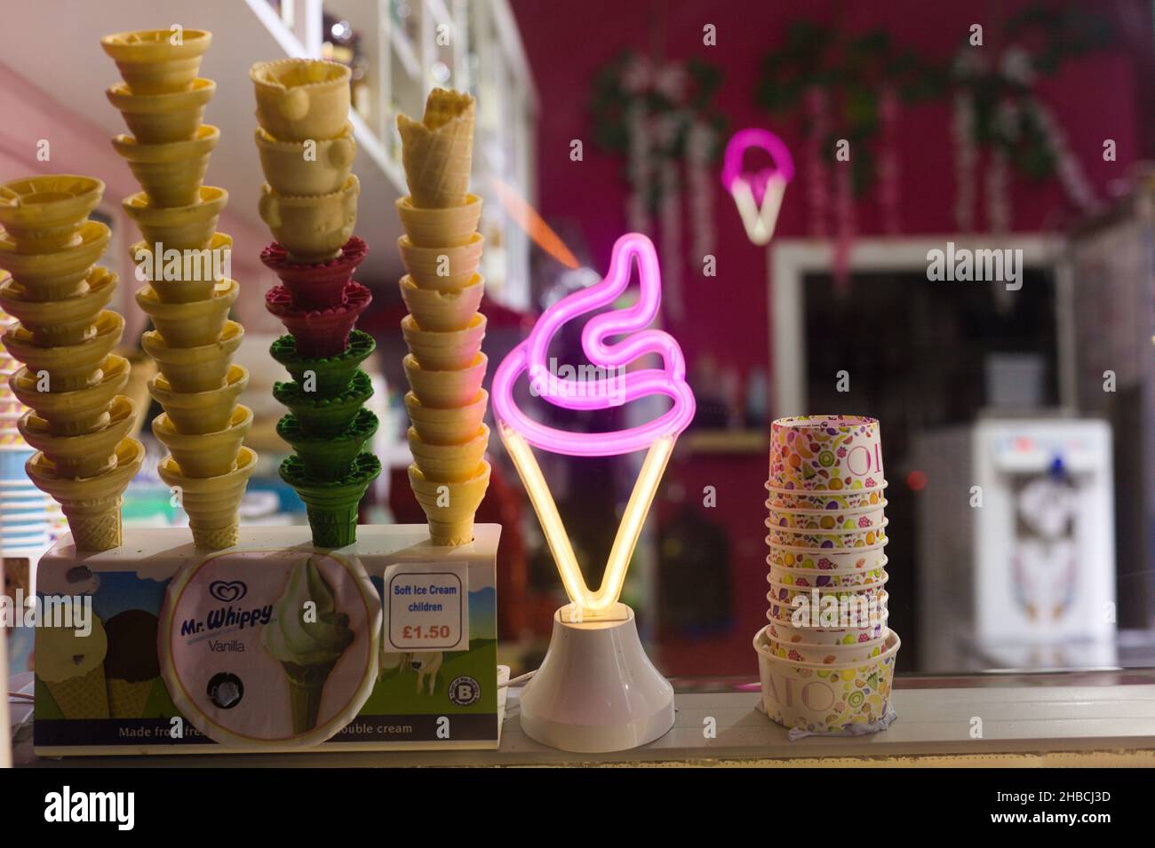 Finestra gelateria in una notte d'inverno, Gran Bretagna, 2021. Foto Stock