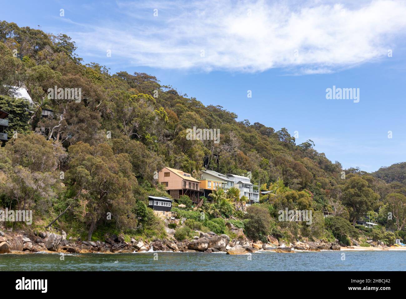 Case sul lungomare di pittwater all'avvicinamento alla spiaggia di sgombro sulla riva occidentale di Pittwater, Sydney, Australia Foto Stock