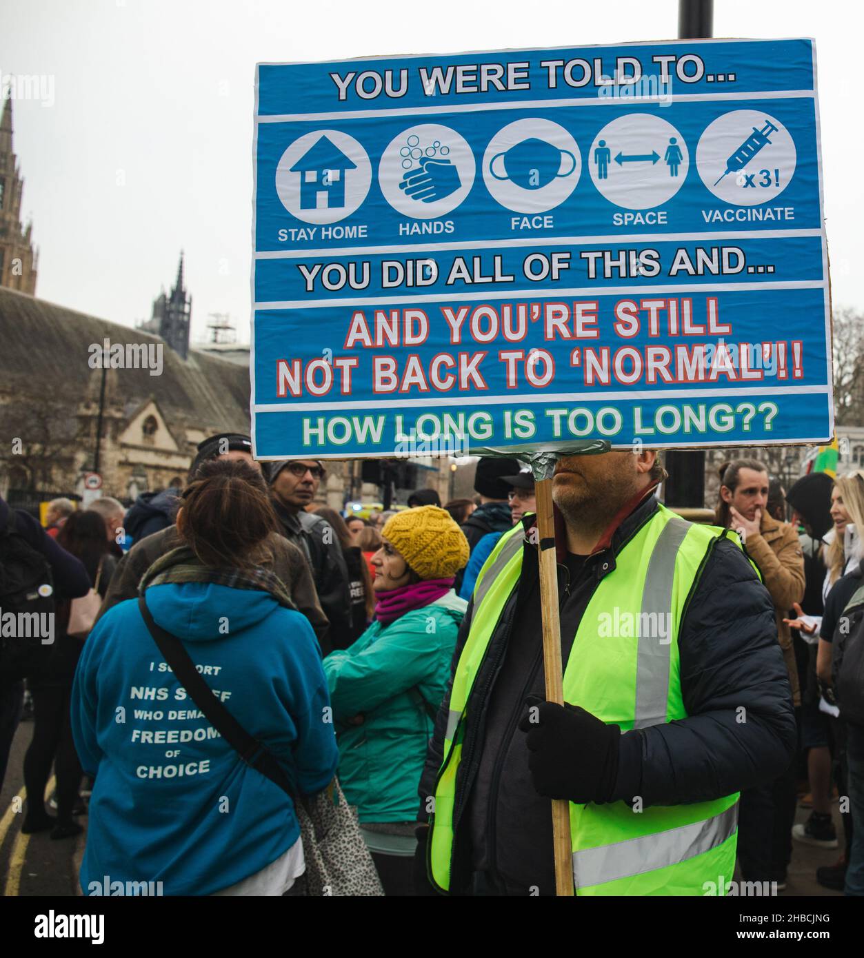 Londra, Inghilterra, Regno Unito 18 dicembre 2021Thousands marzo attraverso il West End di Londra per protestare contro ulteriori blocchi, vaccinazioni e l'introduzione di passaporti covidi. A partire da Parliament Square passarono i manifestanti: Da Marble Arch, Hyde Park Corner, lungo Oxford Street, lungo Regent Street fino a Trafalgar Square e di nuovo a Parliament Square. Credit: Denise Laura Baker/Alamy Live News Foto Stock