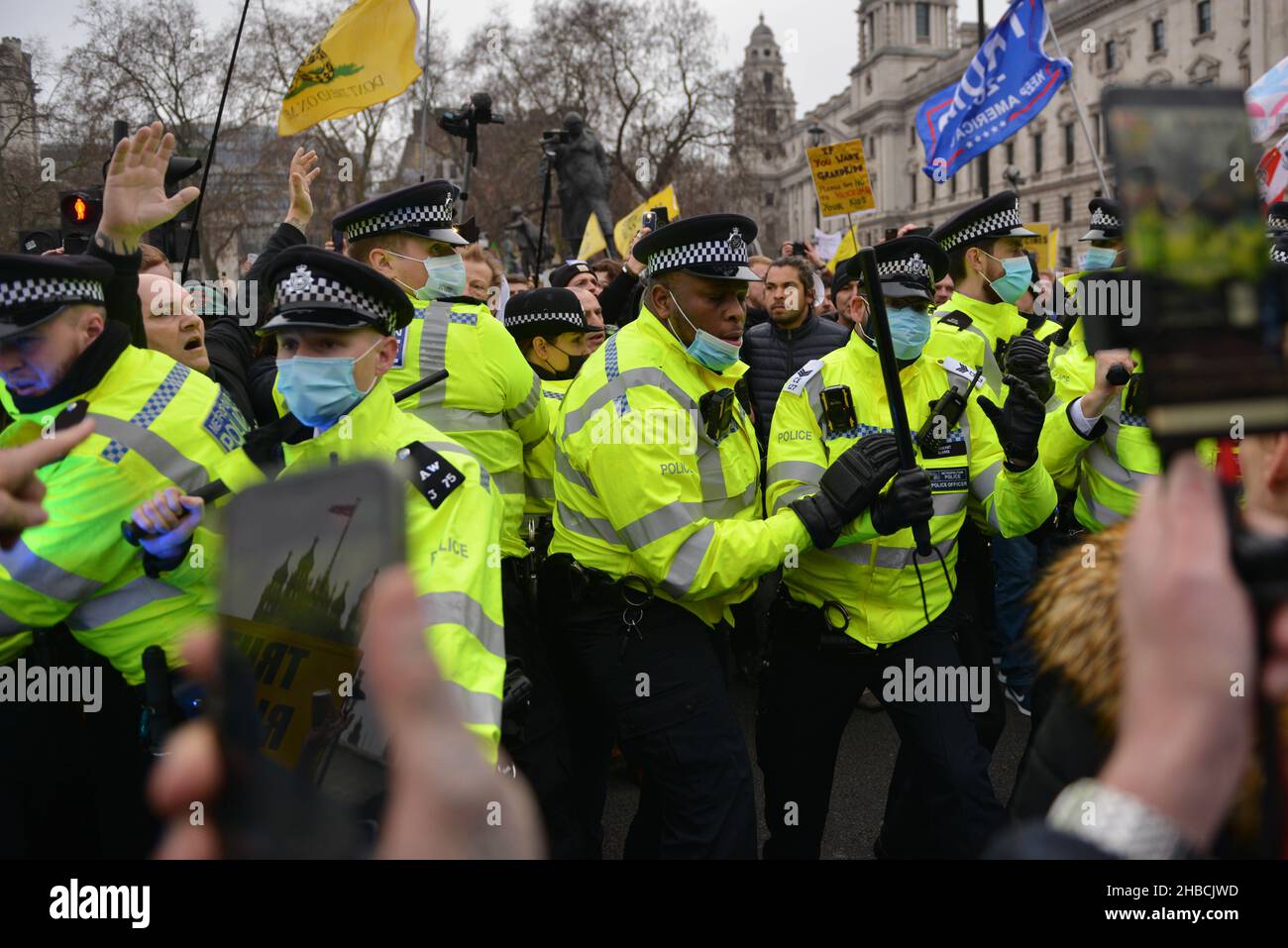 I manifestanti anti anti anti anti-vaccino e anti-vaccino passano Uniti dagli oppositori delle restrizioni di Covid 19, si sono riuniti a Parliament Square e hanno marciato attraverso il centro di Londra. Foto Stock