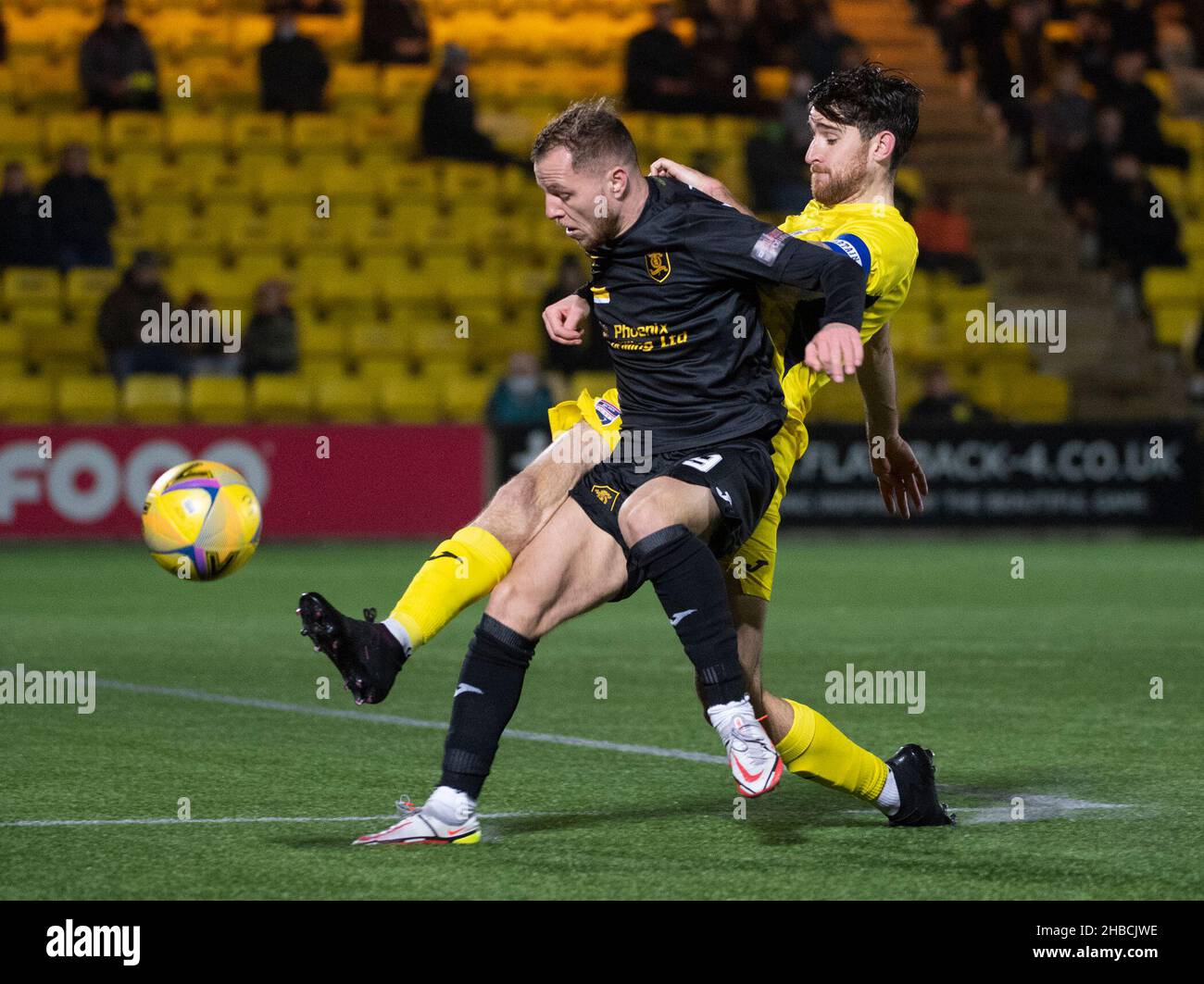 Livington, Regno Unito. 18th Dic, 2021. Cinch Premiership - Livingston / Ross County 18/12/2021. Livingston ospita la Ross County nella Cinch Premiership alla Tony Macaroni Arena di Livingston, West Lothian, Regno Unito. PIC mostra: Il capitano della contea di Ross, Jack Baldwin, libera il pericolo mentre Livingston in avanti, Bruce Anderson, si porta giù sul traguardo. Credit: Ian Jacobs/Alamy Live News Foto Stock
