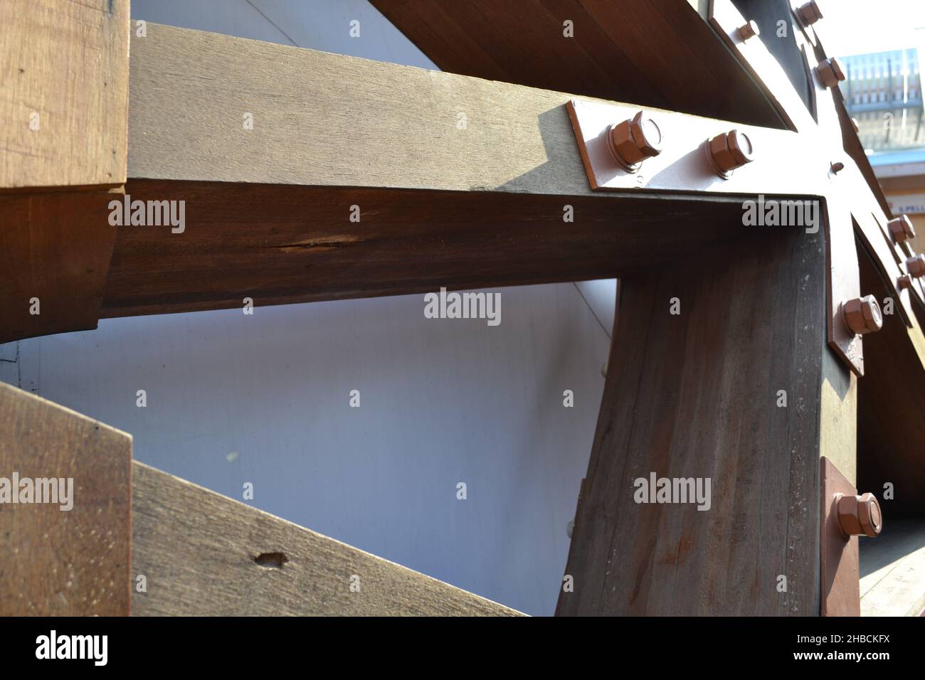 Primo piano Vista della struttura robusta ad incastro in travi di legno fissate con grandi dadi in ferro. Dettaglio. Foto Stock