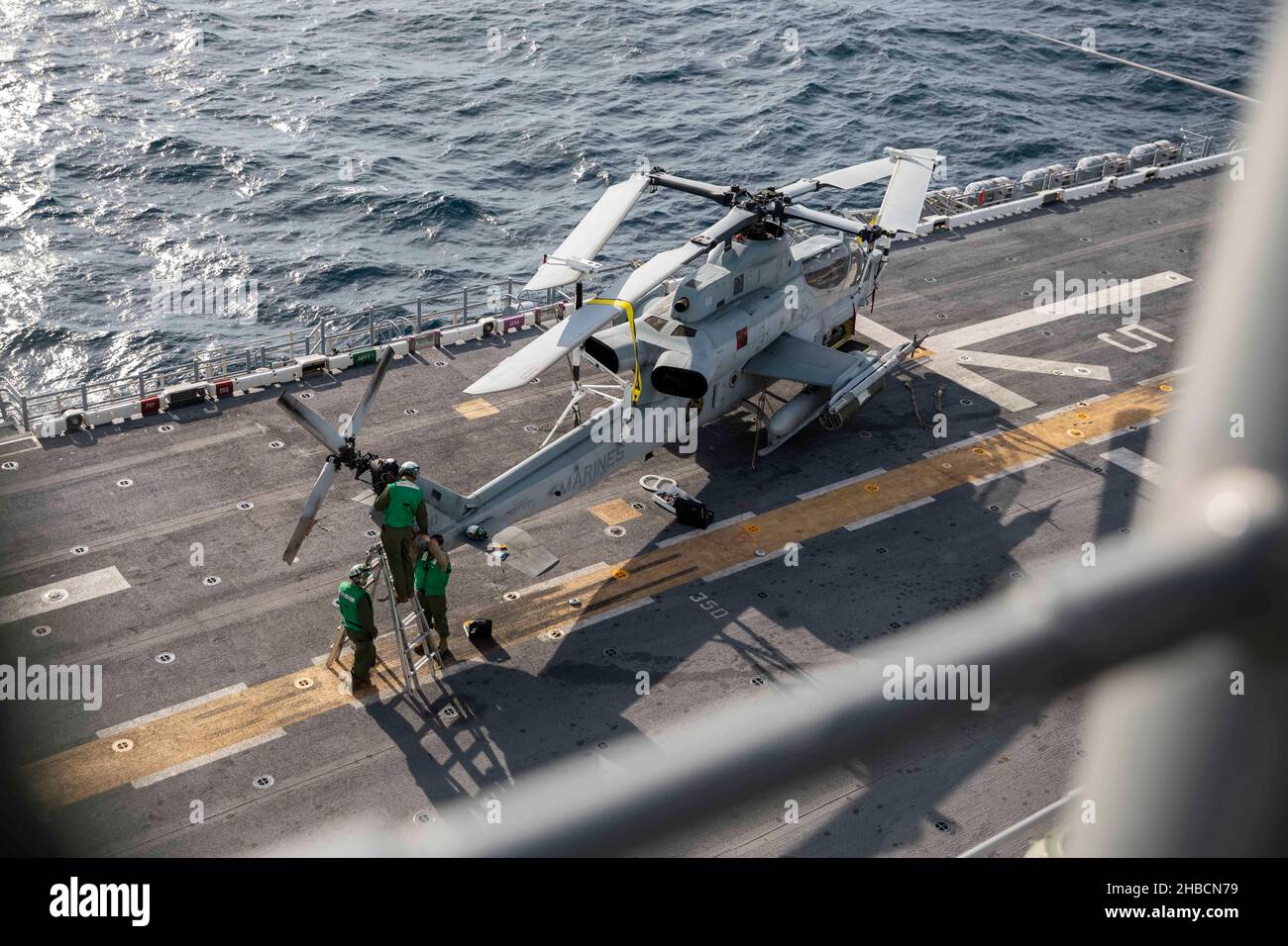 (211209-N-MZ836-1636) OCEANO ATLANTICO (DIC. 9, 2021) Marines assegnato a Marine Light Attack Helicopter Squadron (HMLA) 167 risolvere i problemi del Global Positioning System su un elicottero AH-1Z Viper a bordo della nave d'assalto anfibio classe Wasp USS Kearsarge (LHD 3) 9 dicembre 2021. Il gruppo di pronto anfibio Kearsarge e l'unità di spedizione marina 22nd (ARGMEU) stanno conducendo un esercizio di pronto anfibio gruppo/unità di spedizione marina (ARGMEUEX). (STATI UNITI Foto Navy di Mass Communication Specialist 3rd Classe Jesse Schwab) Foto Stock