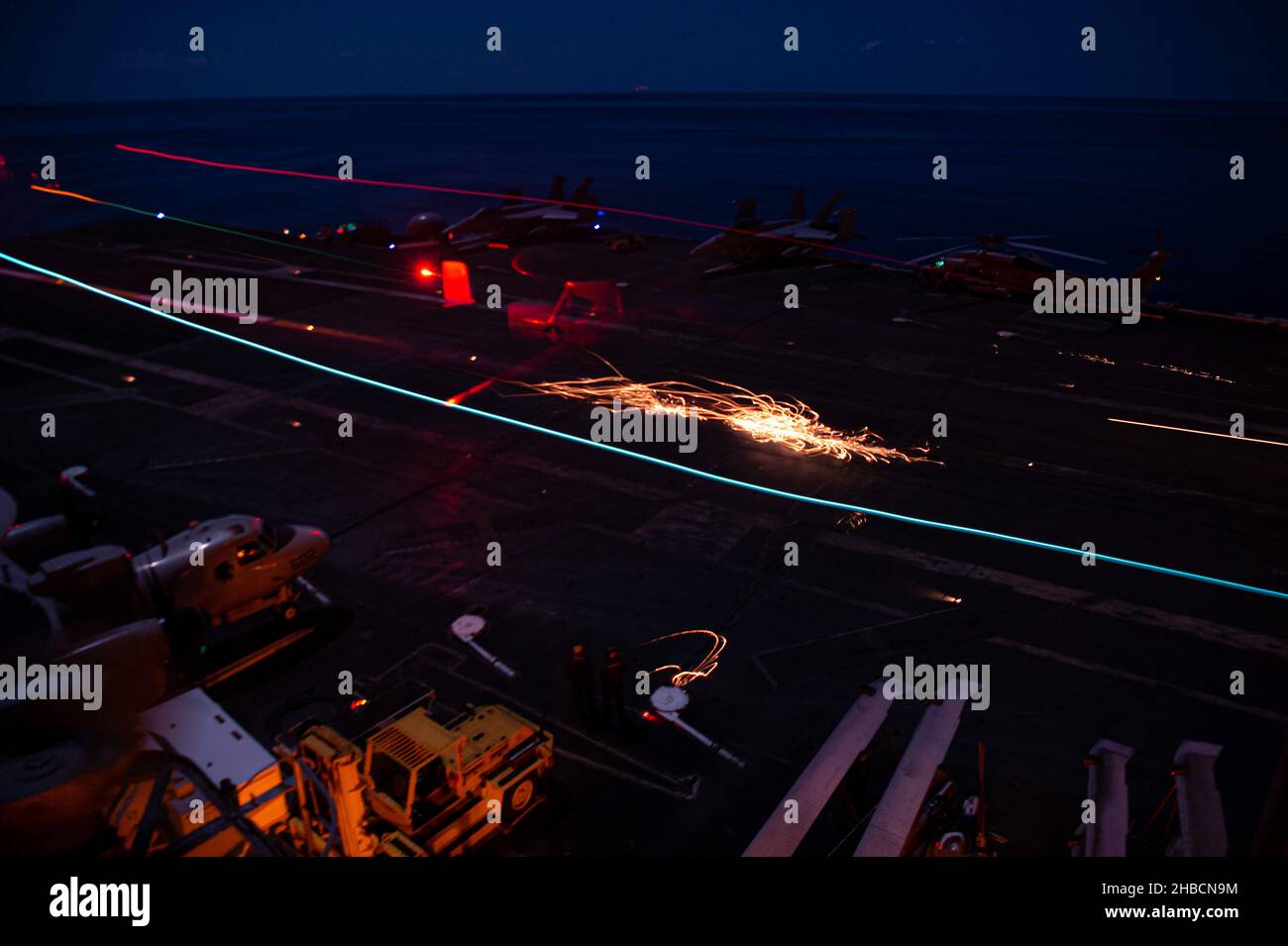 211215-N-TD381-1186 OCEANO INDIANO (DIC. 15, 2021) un e-2 D Advanced Hawkeye, assegnato alle “Black Eagles” della Carrier Airborne Early Warning Squadron (VAW) 113, recupera sul ponte di volo della portaerei di classe Nimitz USS Carl Vinson (CVN 70), 15 dicembre 2021. Carl Vinson Carrier Strike Group è in fase di implementazione programmata nell'area delle operazioni della flotta USA 7th per migliorare l'interoperabilità attraverso alleanze e partnership, fungendo da forza di risposta pronta a supportare una regione indopacifica libera e aperta. (STATI UNITI Foto Navy di Mass Communication Specialist Seaman Apprentice Isaiah B. Go Foto Stock