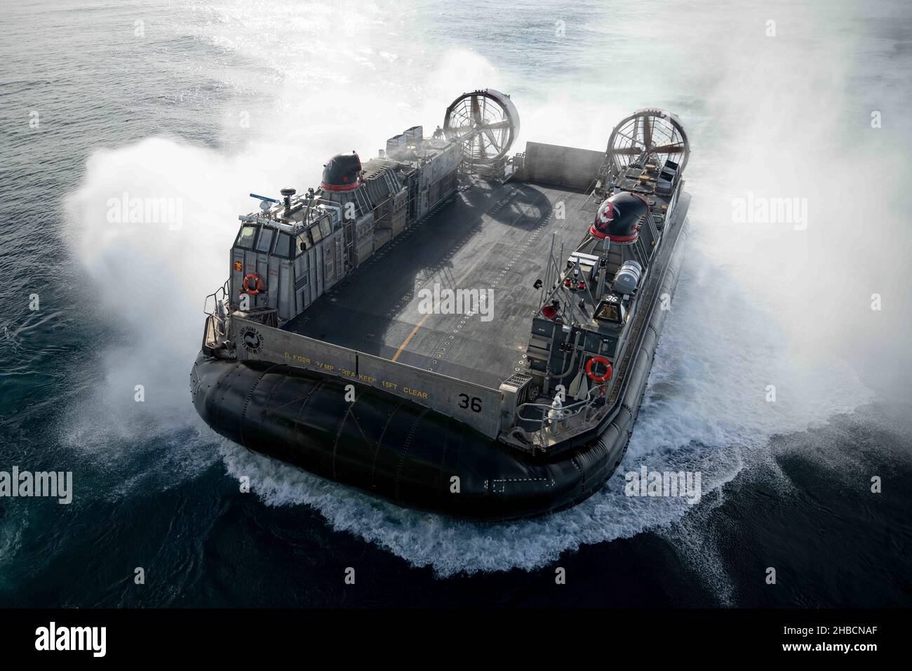 211216-N-MZ836-1209 OCEANO ATLANTICO (DIC. 16, 2021), Air Cushion 36, fissato all'unità Assault Craft (ACU) 4, entra nel pozzo della nave d'assalto anfibio di classe Wasp USS Kearsarge (LHD 3) 16 dicembre 2021. Il gruppo di pronto anfibio Kearsarge e l'unità di spedizione marina 22nd (ARGMEU) stanno conducendo un esercizio di pronto anfibio gruppo/unità di spedizione marina (ARGMEUEX). (STATI UNITI Foto Navy di Mass Communication Specialist 3rd Classe Jesse Schwab) Foto Stock