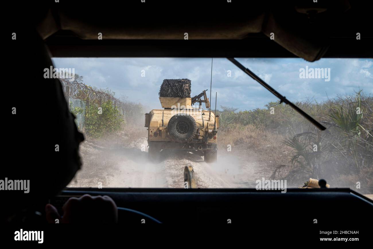 I soldati dell'esercito degli Stati Uniti con la Task Force Iron Grey, Combined Joint Task Force - Corno d'Africa (CJTF-HOA) conducono una missione di ricognizione di sicurezza vicino a Camp Simba, Kenya, 4 novembre 2021. I soldati costituiscono il plotone delle operazioni di sicurezza dell'area che regolarmente conducono missioni di ricognizione della zona per migliorare la sicurezza dell'installazione. Accompagnati da cecchini, pattugliano, schiarono le aree e lavorano attivamente per monitorare il traffico intorno all'installazione. Il CJTF-HOA è un quartier generale operativo dinamico che sostiene efficacemente gli sforzi delle nazioni partner per contrastare le organizzazioni estremiste violente in tutta l’Africa orientale. Foto Stock