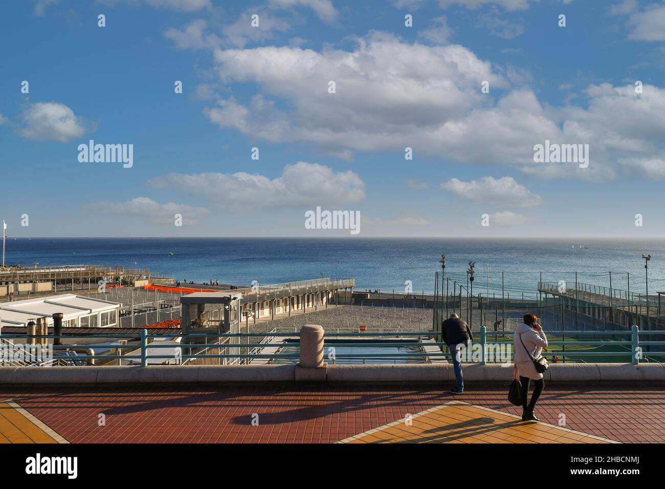 Vista sul lungomare di corso Italia, nel quartiere Albaro, con la spiaggia attrezzata vuota in autunno, Genova, Liguria, Italia Foto Stock
