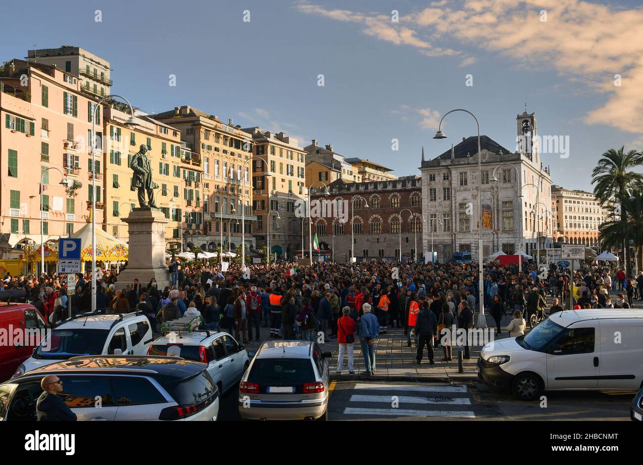 Genova, Liguria, Italia - 10 23 2021: Folla di persone in un rally di protesta No Green Pass in Piazza Caricamento, con Palazzo San Giorgio sullo sfondo Foto Stock