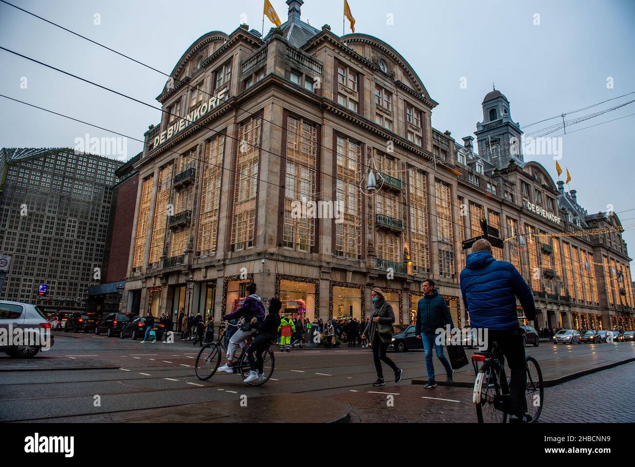 Amsterdam, Paesi Bassi. 18th Dic 2021. Una visione di persone in attesa pazientemente in linea per entrare in De Bijenkorf, una catena di grandi magazzini di fascia alta nei Paesi Bassi.le strade dello shopping sono più trafficate che mai a causa di persone che prevedono la chiusura di negozi non essenziali per fermare il rapido avanzamento della variante molto più contagiosa di Omicron. (Foto di Ana Fernandez/SOPA Images/Sipa USA) Credit: Sipa USA/Alamy Live News Foto Stock