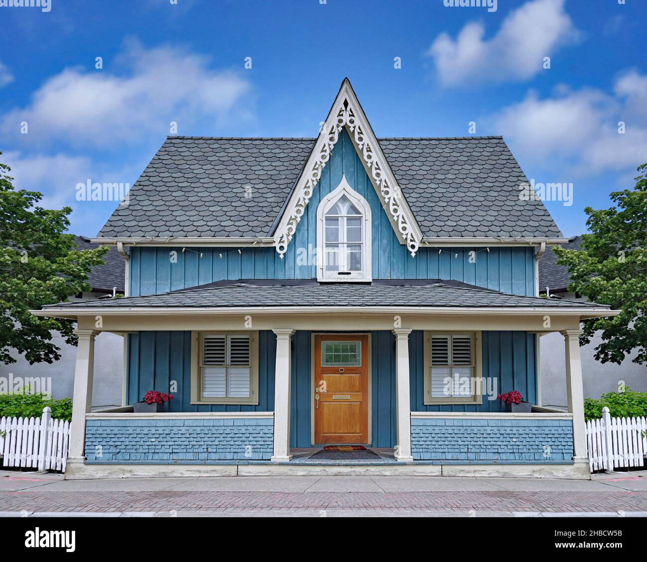 Casa rurale in vecchio stile con timpano e grande portico anteriore Foto Stock
