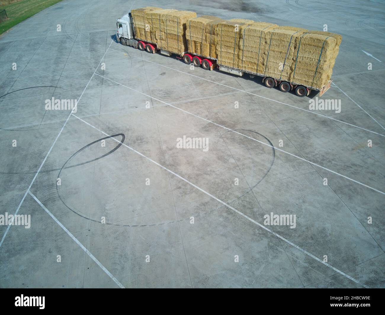 Camion parcheggiato con balle di fieno vista aerea in una fermata di sosta stradale, vicino a Melbourne, Victoria, Australia. Foto Stock