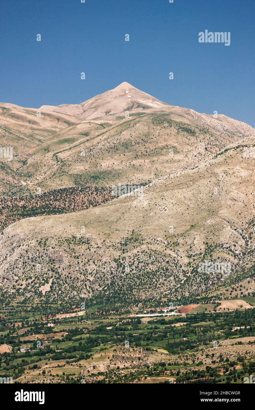 Monte Nemrut, Nemrut Dagi, vista in lontananza di tumulo sulla cima della montagna, regno del Commagene, montagne del Taurus, Kahta, provincia di Adıyaman, Turchia, Asia Foto Stock