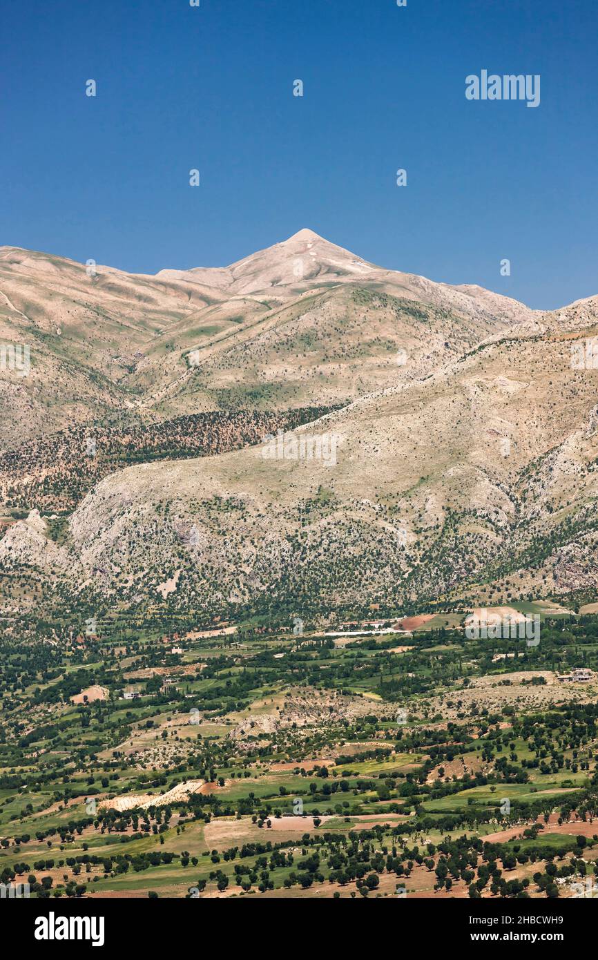Monte Nemrut, Nemrut Dagi, vista in lontananza di tumulo sulla cima della montagna, regno del Commagene, montagne del Taurus, Kahta, provincia di Adıyaman, Turchia, Asia Foto Stock