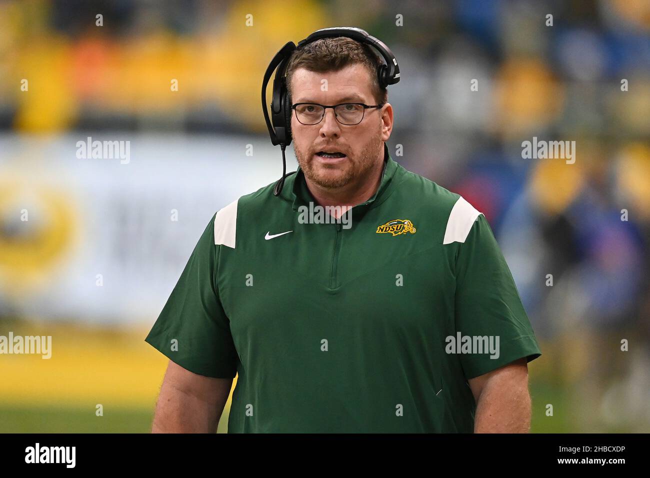 North Dakota state Bison, allenatore Matt Entz durante una partita di calcio semifinale della NCAA FCS tra la James Madison University Dukes e la North Dakota state University Bison al Fargo Dome di Fargo, ND venerdì 17 dicembre 2021. Lo Stato del North Dakota ha vinto il 20-14. Russell Hons/CSM Foto Stock