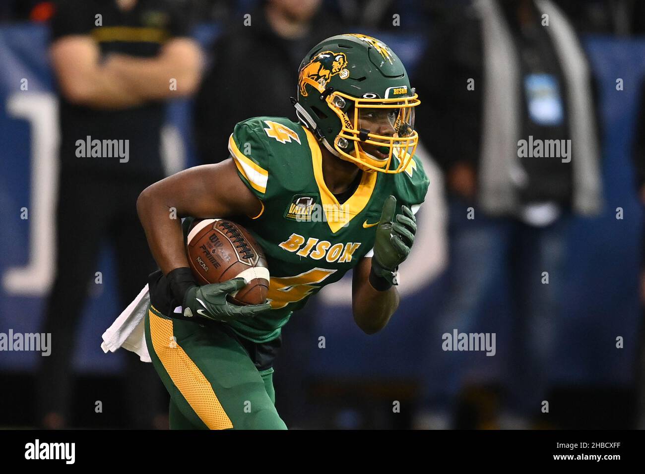 North Dakota state Bison running back Kobe Johnson (4) corre con la palla durante una partita di football NCAA FCS semifinale tra la James Madison University Dukes e la North Dakota state University Bison al Fargo Dome di Fargo, ND Venerdì 17 dicembre 2021. Lo Stato del North Dakota ha vinto il 20-14. Russell Hons/CSM Foto Stock