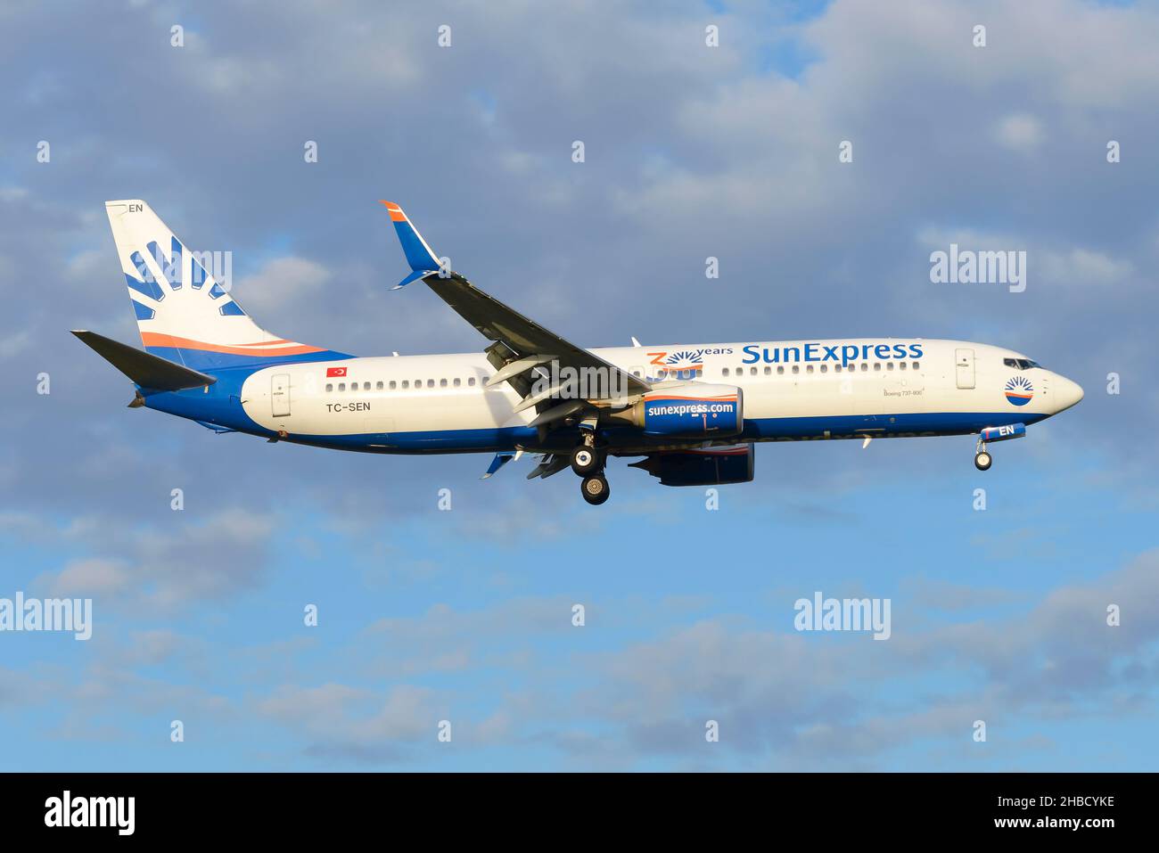 Sun Express Boeing 737 volare inboud Antalya. Aereo di SunExpress con alettette di scimitar che atterrano. Aereo in arrivo. Foto Stock