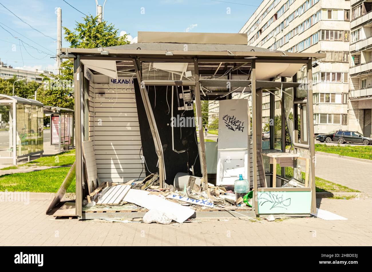 Batterred vandalizzato distrutto mezzo-demolito caffè stand-alone chiosco negozio, stand nella strada di San Pietroburgo, Russia Foto Stock