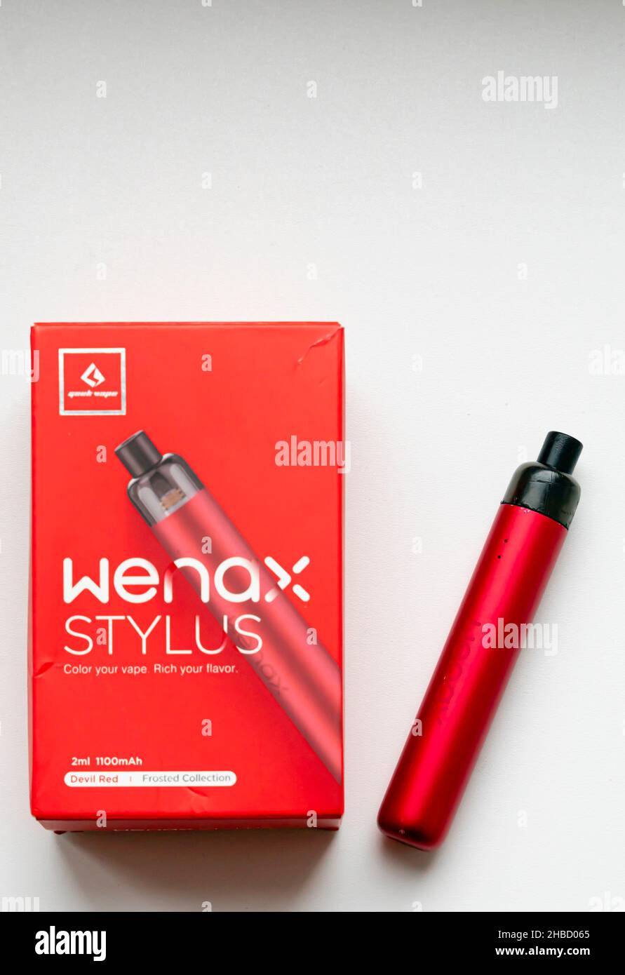 Kit stilo Wenax con asta di vaporizzazione con nicotina salina. Wenax e-pen per fumare sale NIC e-liquido. Foto Stock