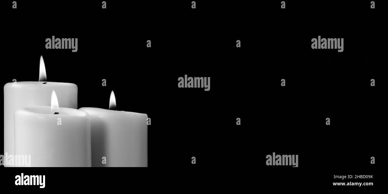 set di candele con flama, spazio per testo, bianco e nero. Foto Stock