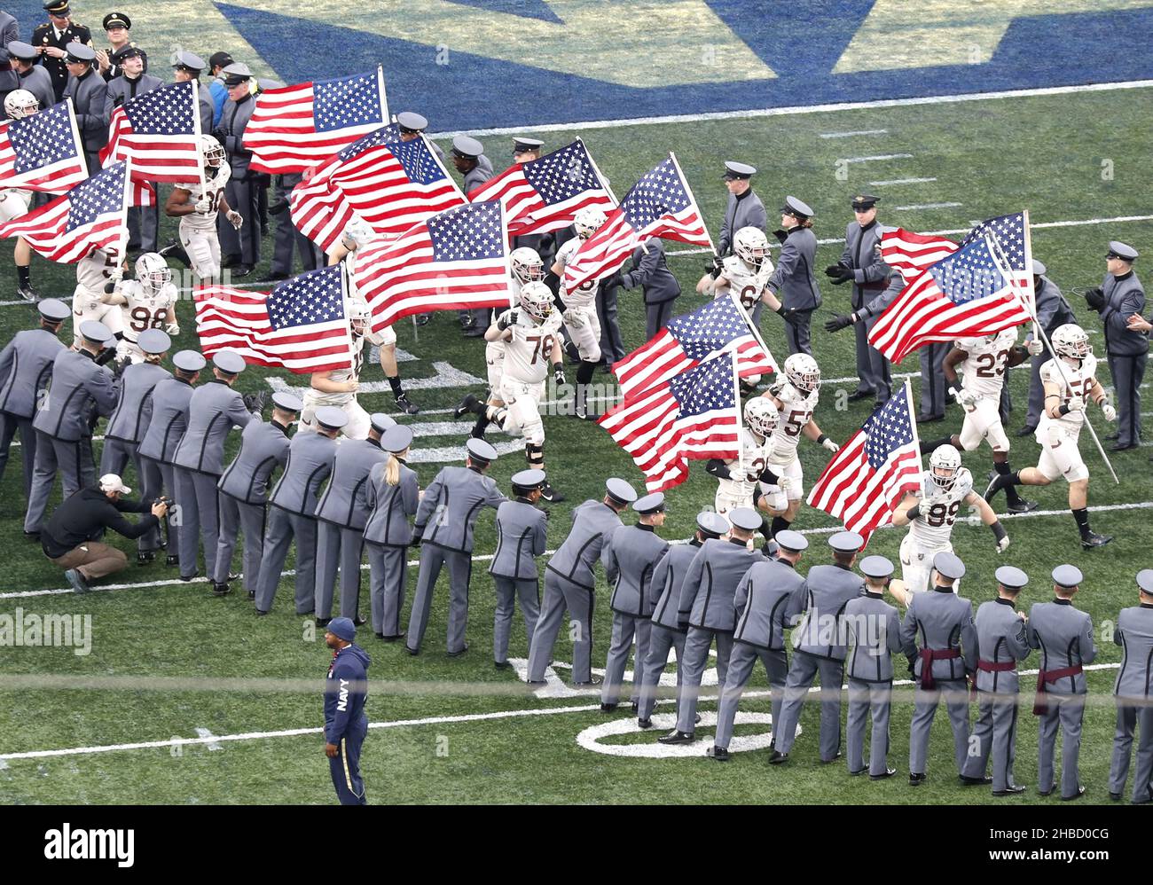 East Rutherford, Stati Uniti. 18th Dic 2021. I Cavalieri neri dell'esercito prendono il campo prima del gioco contro i Midshipmen della Marina nel 122nd gioco tradizionale dell'esercito-Marina al MetLife Stadium in East Rutherford, NJ, il sabato 11 dicembre 2021. Foto di John Angelillo/UPI Credit: UPI/Alamy Live News Foto Stock