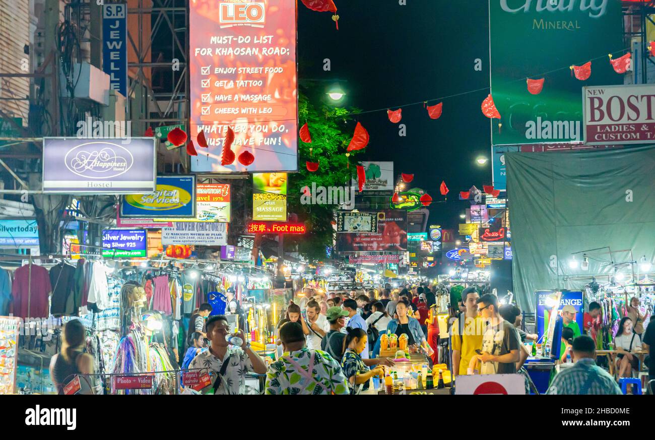 Vita notturna in Khaosan Road, Bangkok, Thailandia Foto Stock