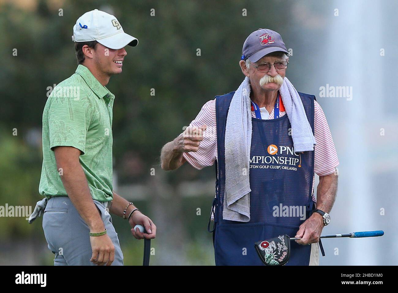 Orlando, Florida, Stati Uniti. 18th Dic 2021. Sean Lehman (L) e il caddie di Jim Furyk, Mike ''fluff'' Cowan condividono una risata sul green 18th dopo il primo round del campionato PNC al Ritz-Carlton Golf Club di Orlando, Florida. (Credit Image: © Debby Wong/ZUMA Press Wire) Credit: ZUMA Press, Inc./Alamy Live News Foto Stock