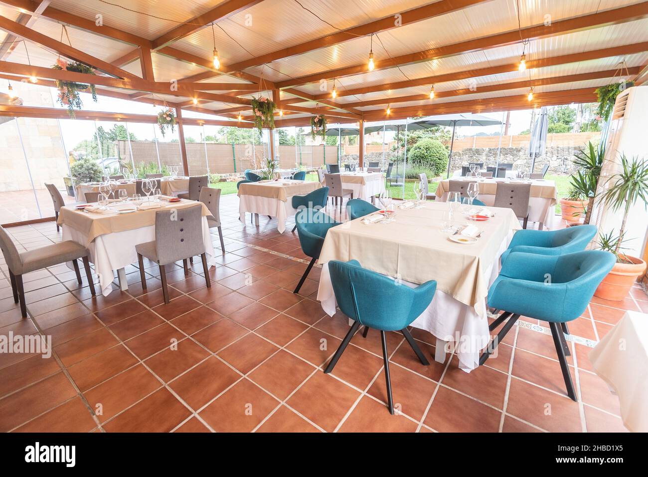Tavoli disposti e pronti per l'uso nella sala da pranzo dell'hotel. Foto Stock