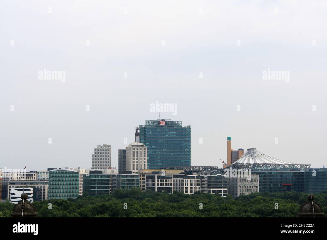 Paesaggio urbano di Berlino in estate con Deutsche Bahn Building e Sony Centre vista dal tetto del Reichstag. Sfondo cielo blu chiaro. Nessuna gente. Foto Stock