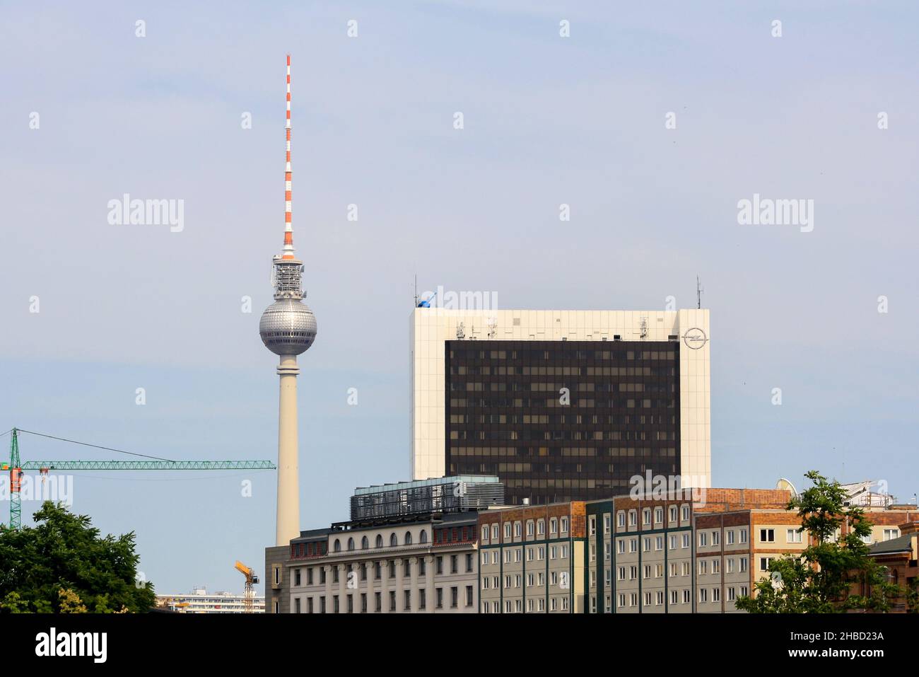 Paesaggio urbano di Berlino in estate con vista sulla famosa torre della televisione di Berlino e l'International Trade Center. Sfondo cielo blu chiaro. Nessuna gente. Foto Stock