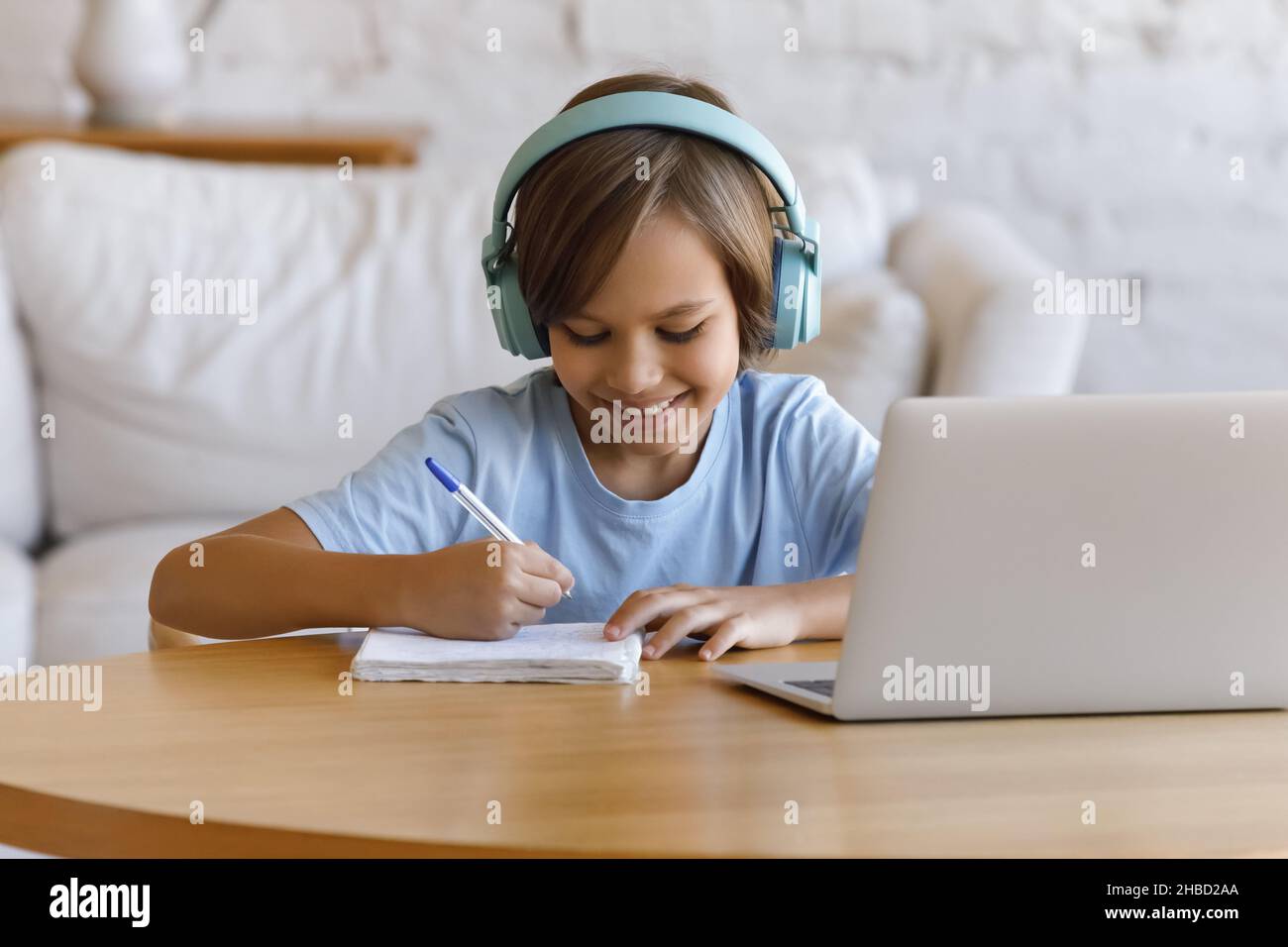 Ragazzo felice teen studiare a distanza in classe online. Foto Stock