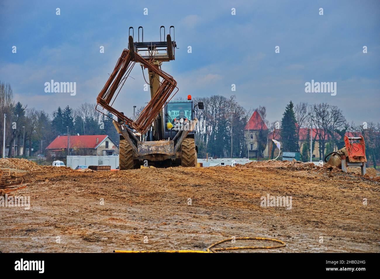 Cantiere con escavatore e autocarri Foto Stock