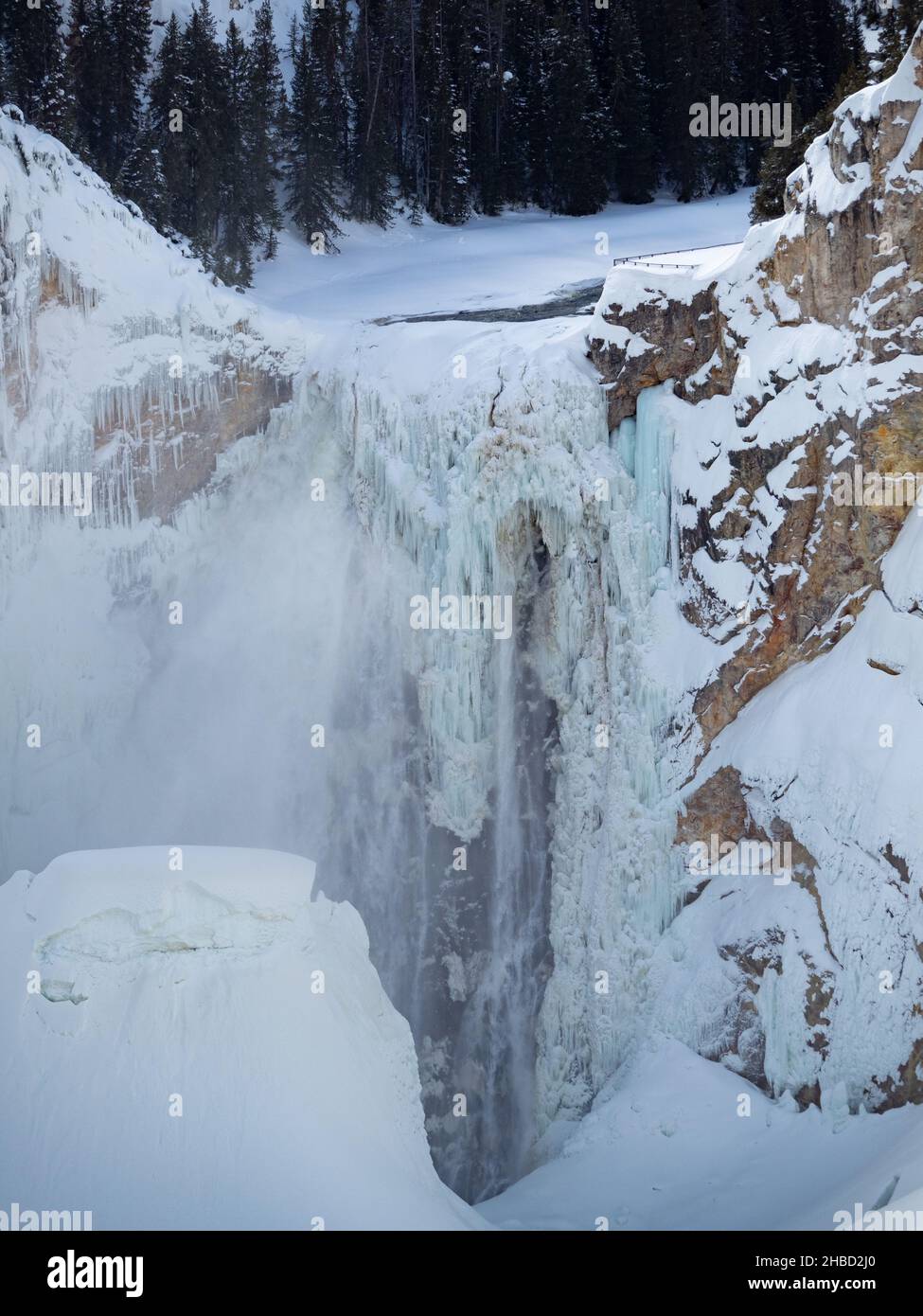 Cascate ghiacciate del fiume Yellowstone nel parco nazionale di Yellowstone in inverno. Foto Stock