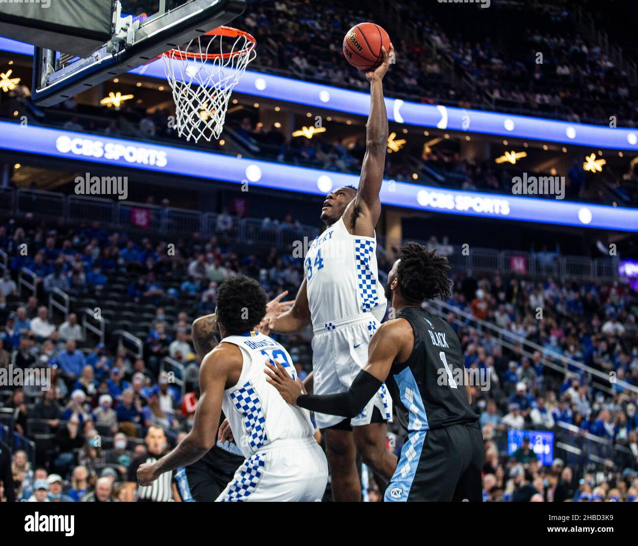 Dicembre 18 2021 Las Vegas, NV U.S.A. Kentucky Forward Oscar Tshiebwe (34) va forte al basket durante la NCAA MenÕs Basketball CBS Sports Classic gioco tra Kentucky Wildcats e il North Carolina Tar Heels. Il Kentucky ha vinto il 98-69 alla T-Mobile Arena di Las Vegas, NV. Thurman James/CSM Foto Stock