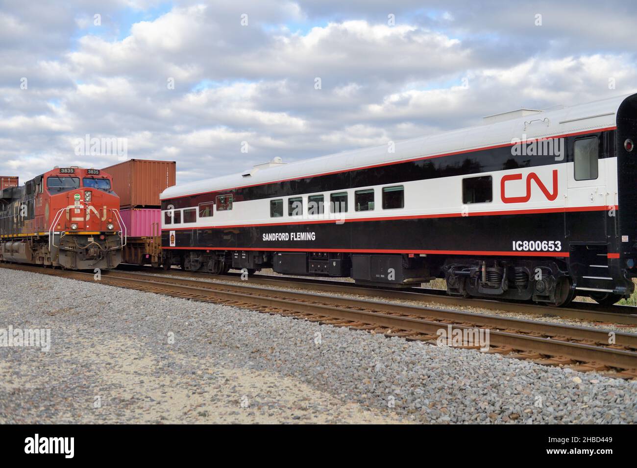 Hoffman Estates, Illinois, Stati Uniti. Canadian National Railway Business Cars ha tagliato dentro dietro le principali unità locomotive su un treno merci intermodale. Foto Stock