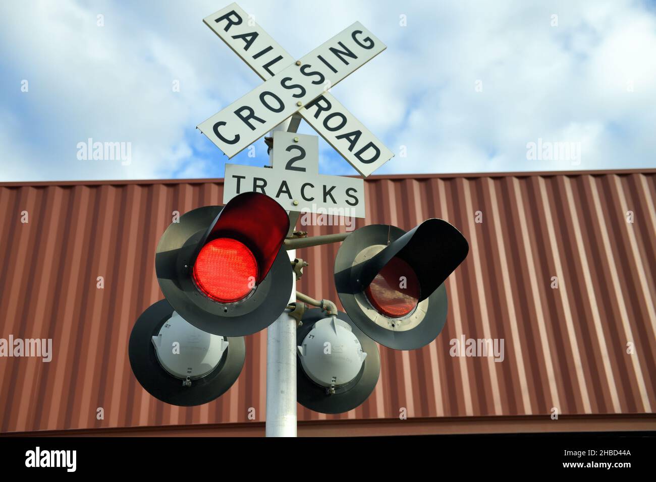 Hoffman Estates, Illinois, Stati Uniti. Segnali lampeggianti in corrispondenza di un incrocio ferroviario protetto dal dispositivo e di una ringhiera discendente. Foto Stock