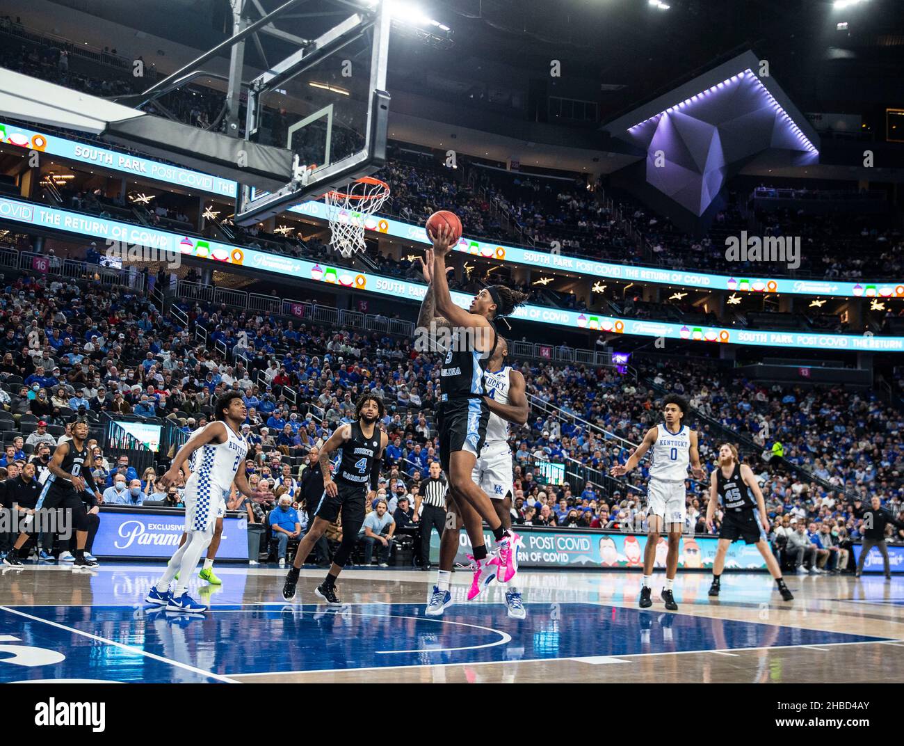 Dicembre 18 2021 Las Vegas, NV U.S.A. North Carolina Forward Armando Bacot (5) va al basket durante la NCAA MenÕs Basketball CBS Sports Classic gioco tra Kentucky Wildcats e il North Carolina Tar Heels. Il Kentucky ha vinto il 98-69 alla T-Mobile Arena di Las Vegas, NV. Thurman James/CSM Foto Stock