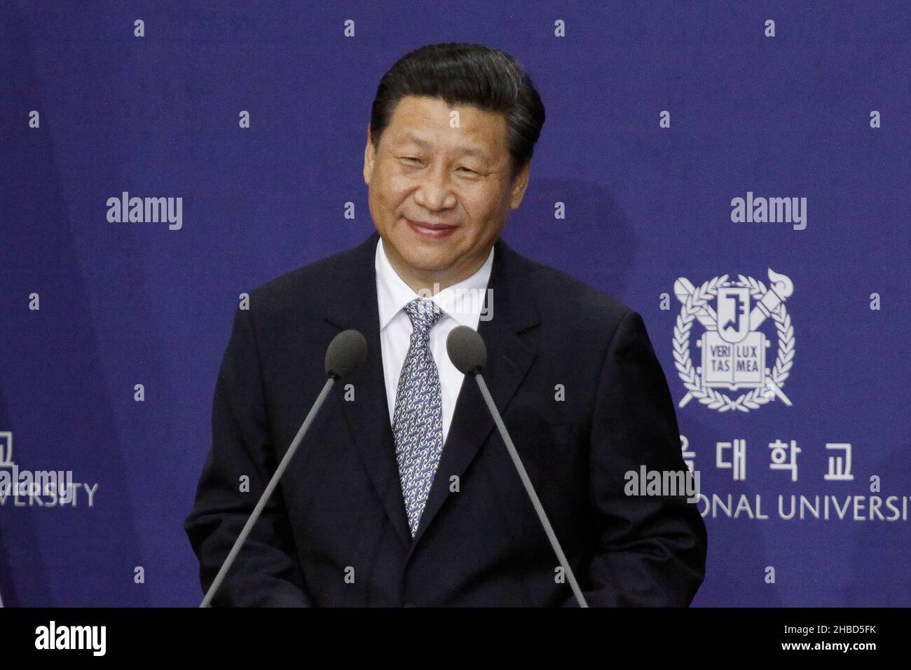 Dicembre 3, 2021-Seoul, Corea del Sud-Xi Jinping del Segretario Generale del Partito Comunista Cinese parlare conferenza durante una conferenza speciale alla Seoul National University a Seoul, Corea del Sud, in queste foto la data presa è il 4 luglio 2014. Foto Stock