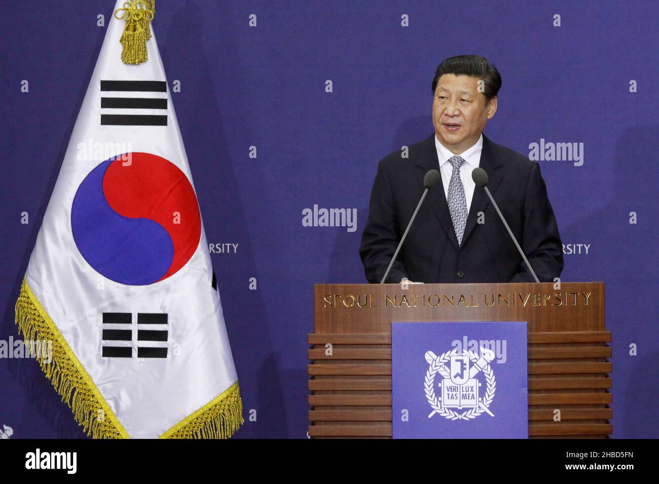 Dicembre 3, 2021-Seoul, Corea del Sud-Xi Jinping del Segretario Generale del Partito Comunista Cinese parlare conferenza durante una conferenza speciale alla Seoul National University a Seoul, Corea del Sud, in queste foto la data presa è il 4 luglio 2014. Foto Stock