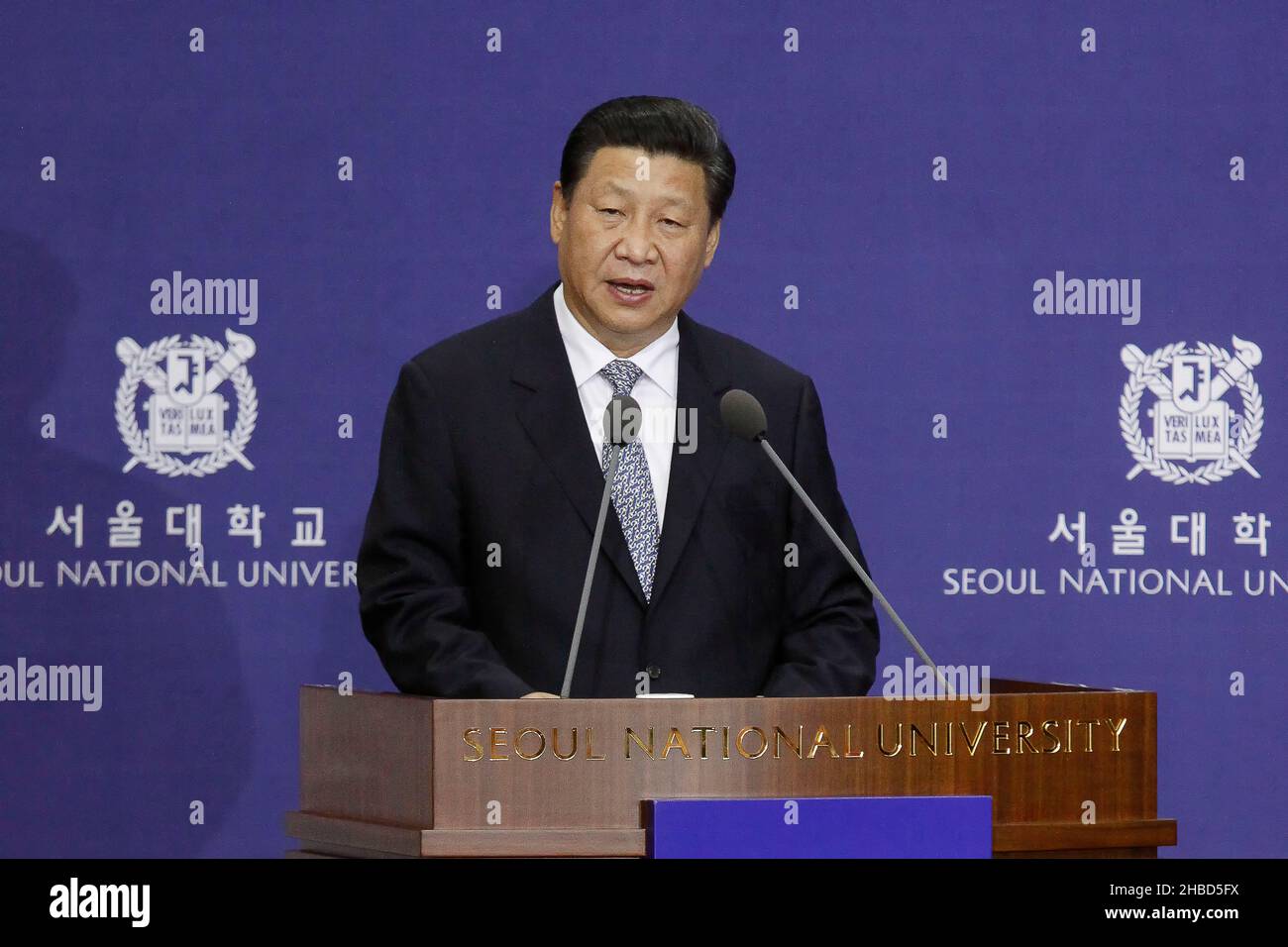 Dicembre 3, 2021-Seoul, Corea del Sud-Xi Jinping del Segretario Generale del Partito Comunista Cinese parlare conferenza durante una conferenza speciale alla Seoul National University a Seoul, Corea del Sud, in queste foto la data presa è il 4 luglio 2014. Foto Stock